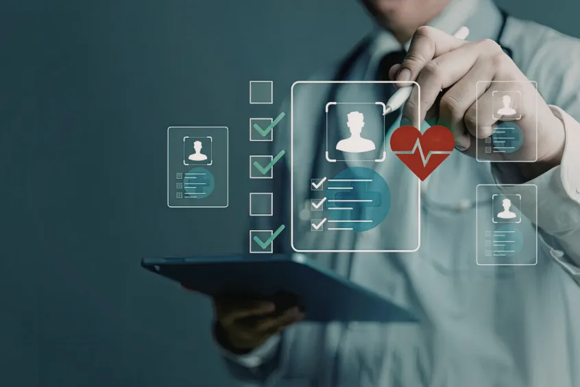 Médico auditor revisando fichas de beneficiários em um tablet